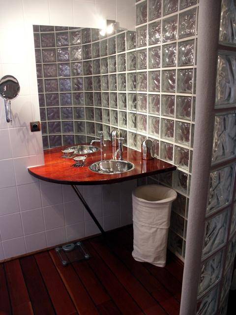 réalisation d'un mur en pavés de verre à Cassis